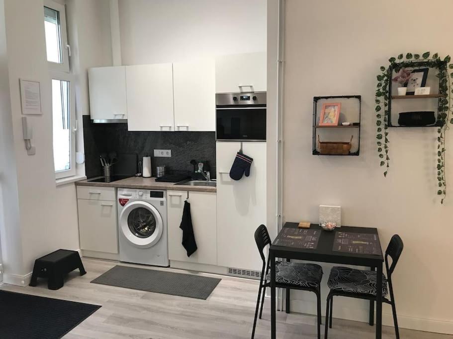 Apartament Near Park Only 5 Minutes Walk , Where Find The World Famous Szechenyi Thermal Bath Spa, Capital Circus , Museums The Is Modern And Newly Renovated ,in A Quiet And Peaceful Oasis With Ac ,smart Tv, High Speed Internet *