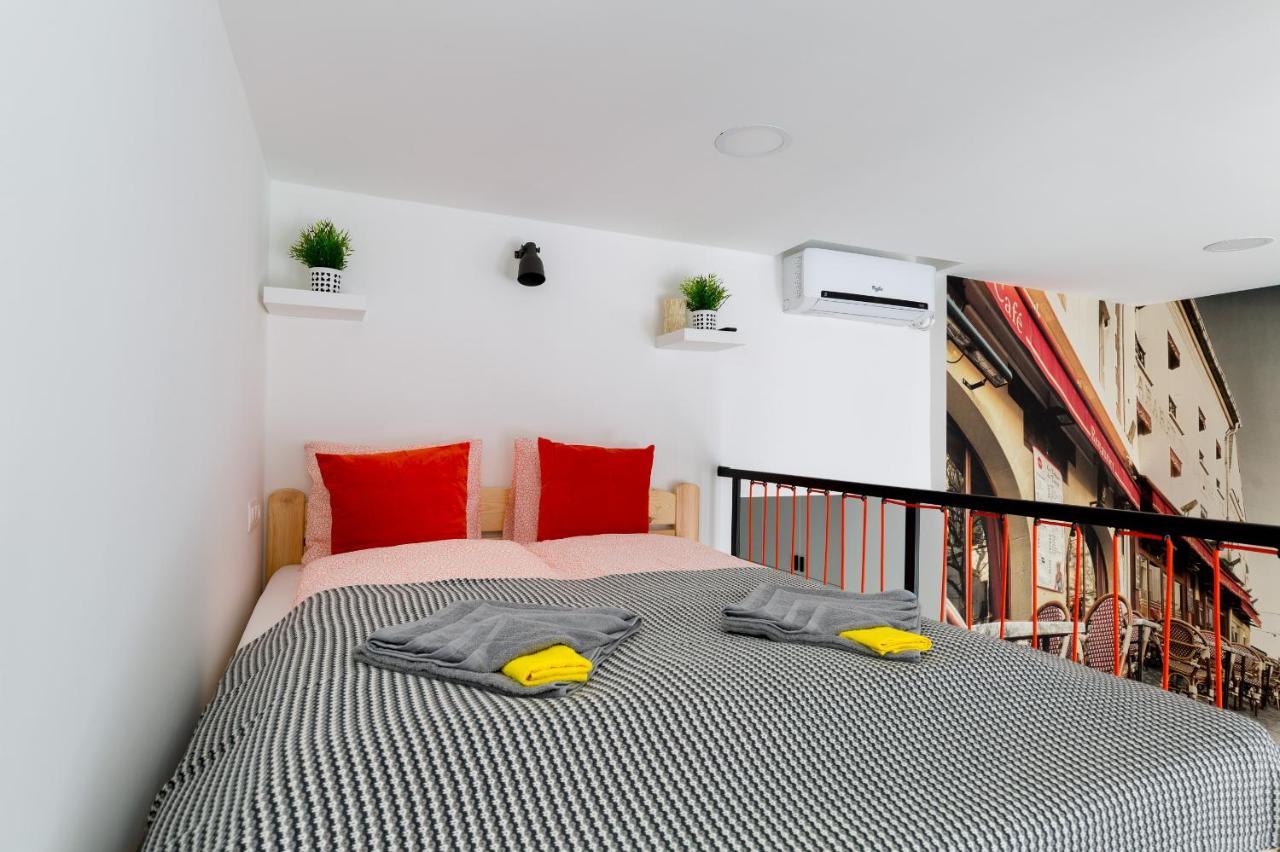Cobblestone Quarters With A Wave Of Colour Lejlighed *