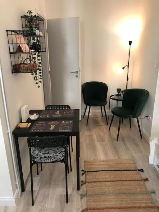 Near Park Only 5 Minutes Walk , Where Find The World Famous Szechenyi Thermal Bath Spa, Capital Circus , Museums The Is Modern And Newly Renovated ,in A Quiet And Peaceful Oasis With Ac ,smart Tv, High Speed Internet * Budapeszt