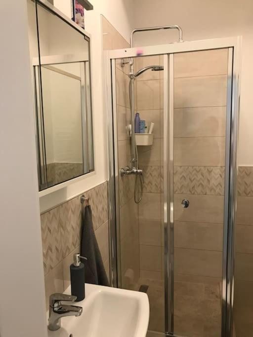 Apartament Near Park Only 5 Minutes Walk , Where Find The World Famous Szechenyi Thermal Bath Spa, Capital Circus , Museums The Is Modern And Newly Renovated ,in A Quiet And Peaceful Oasis With Ac ,smart Tv, High Speed Internet