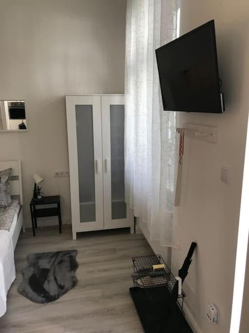 Near Park Only 5 Minutes Walk , Where Find The World Famous Szechenyi Thermal Bath Spa, Capital Circus , Museums The Is Modern And Newly Renovated ,in A Quiet And Peaceful Oasis With Ac ,smart Tv, High Speed Internet Budapeszt