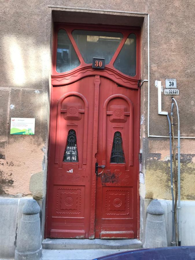 Apartament Near Park Only 5 Minutes Walk , Where Find The World Famous Szechenyi Thermal Bath Spa, Capital Circus , Museums The Is Modern And Newly Renovated ,in A Quiet And Peaceful Oasis With Ac ,smart Tv, High Speed Internet *