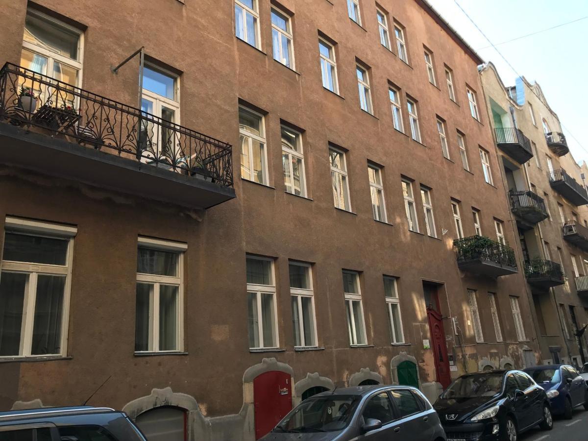 Apartament Near Park Only 5 Minutes Walk , Where Find The World Famous Szechenyi Thermal Bath Spa, Capital Circus , Museums The Is Modern And Newly Renovated ,in A Quiet And Peaceful Oasis With Ac ,smart Tv, High Speed Internet *