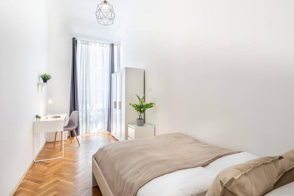 Apartment Cityscape Budget Revay