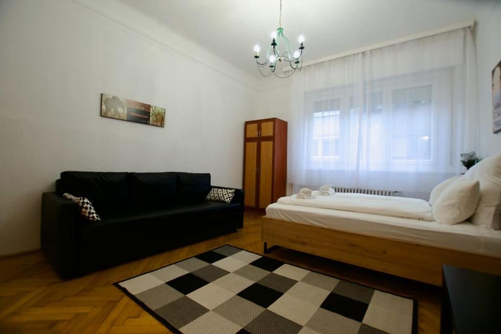 Standard By Hi5- Aranykez Budapest