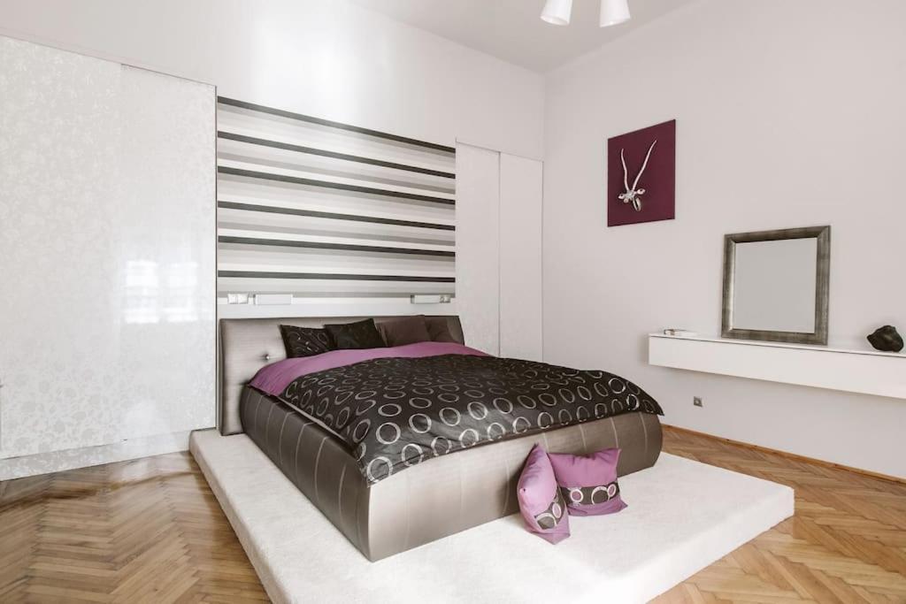 Lovely Purplish Heart Of The Apartment *