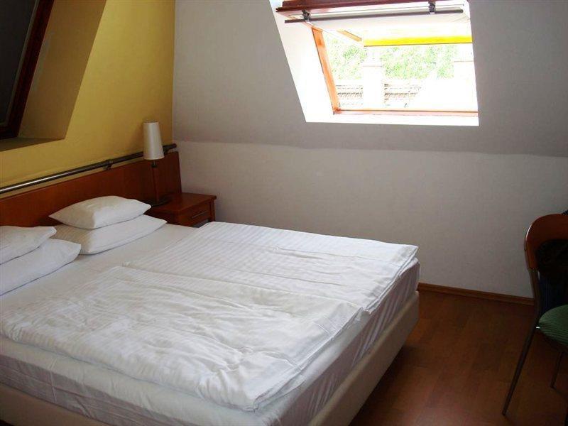 Veritas Hotel 3*