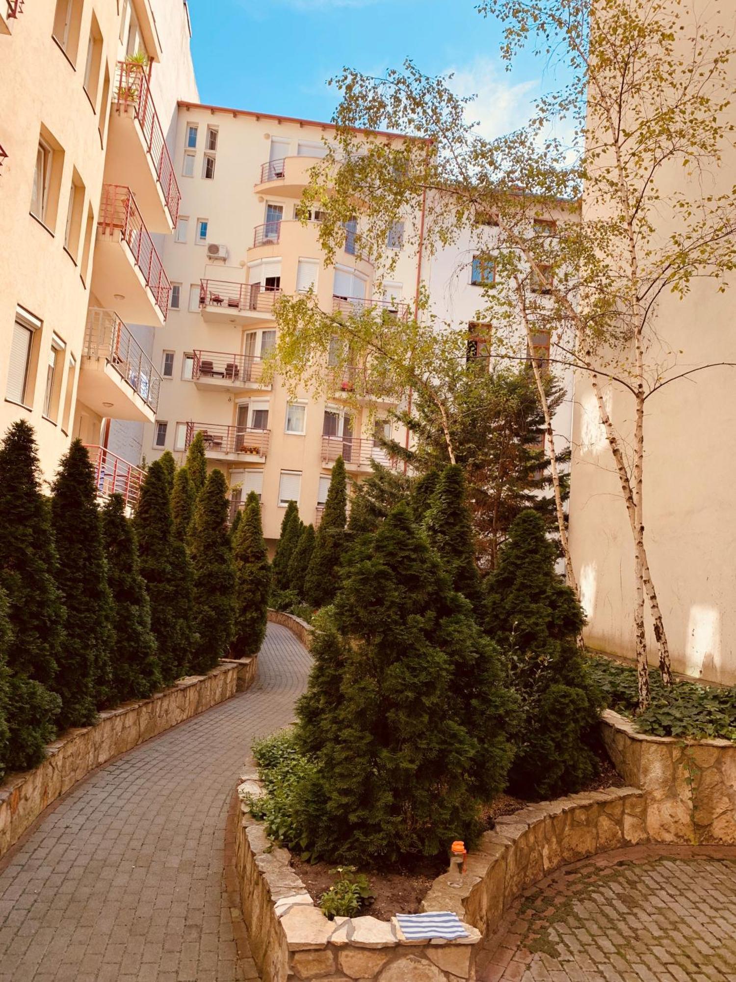Peony Kaldy Free Garage Under The House * Budapest