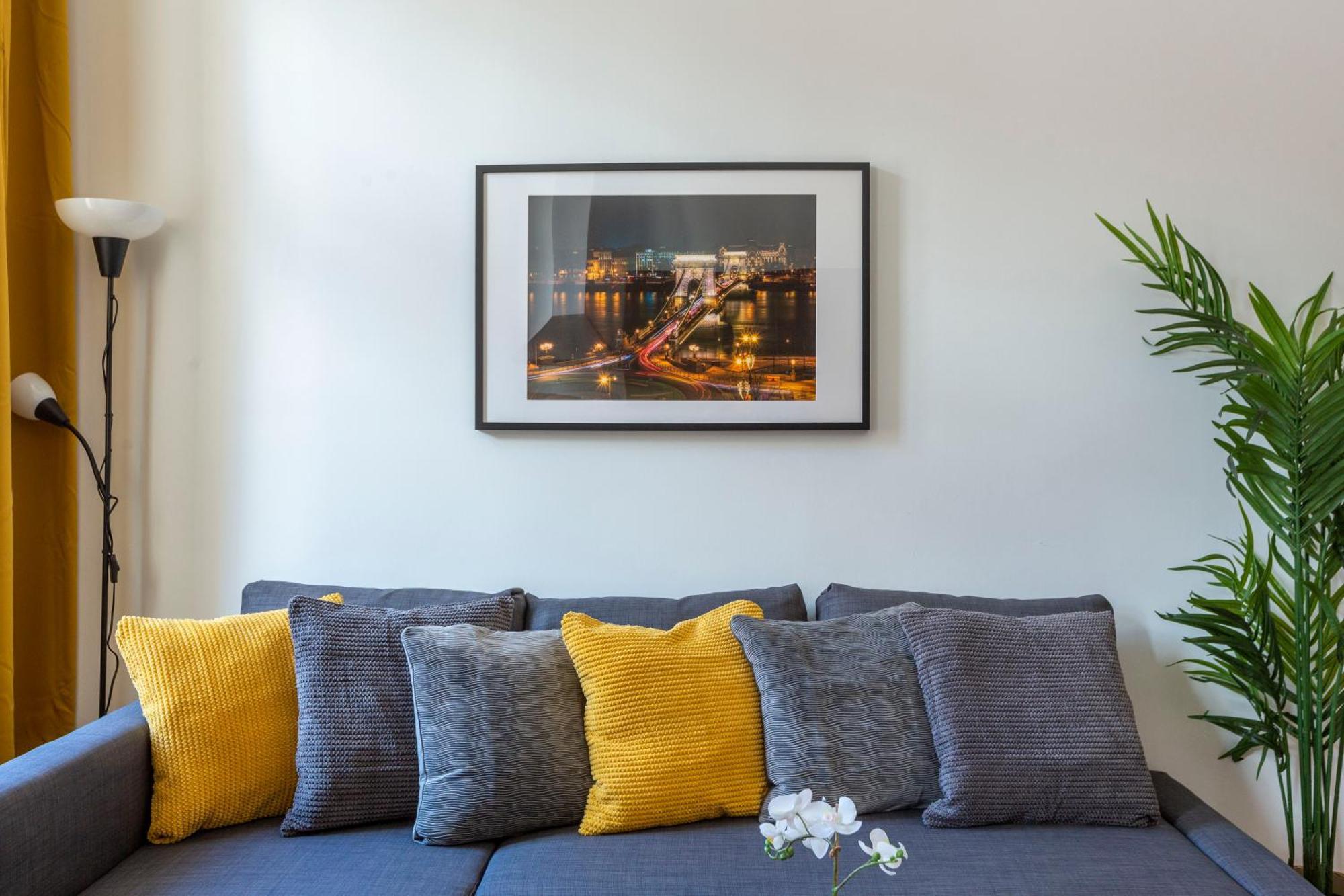 Appartamento Global Living - Downtown Cozy In The Gozsdu Garden *