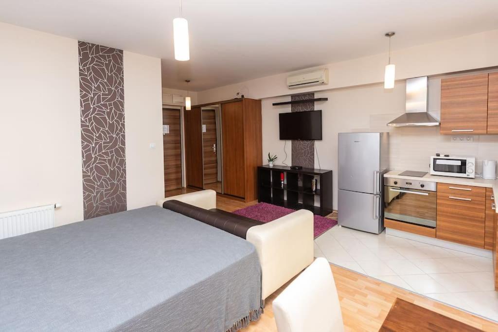 Flat On Corvin Promenade With Big Balcony Lägenhet