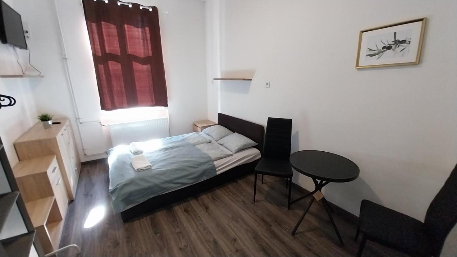Aradi With Private Bathroom In The Centre *