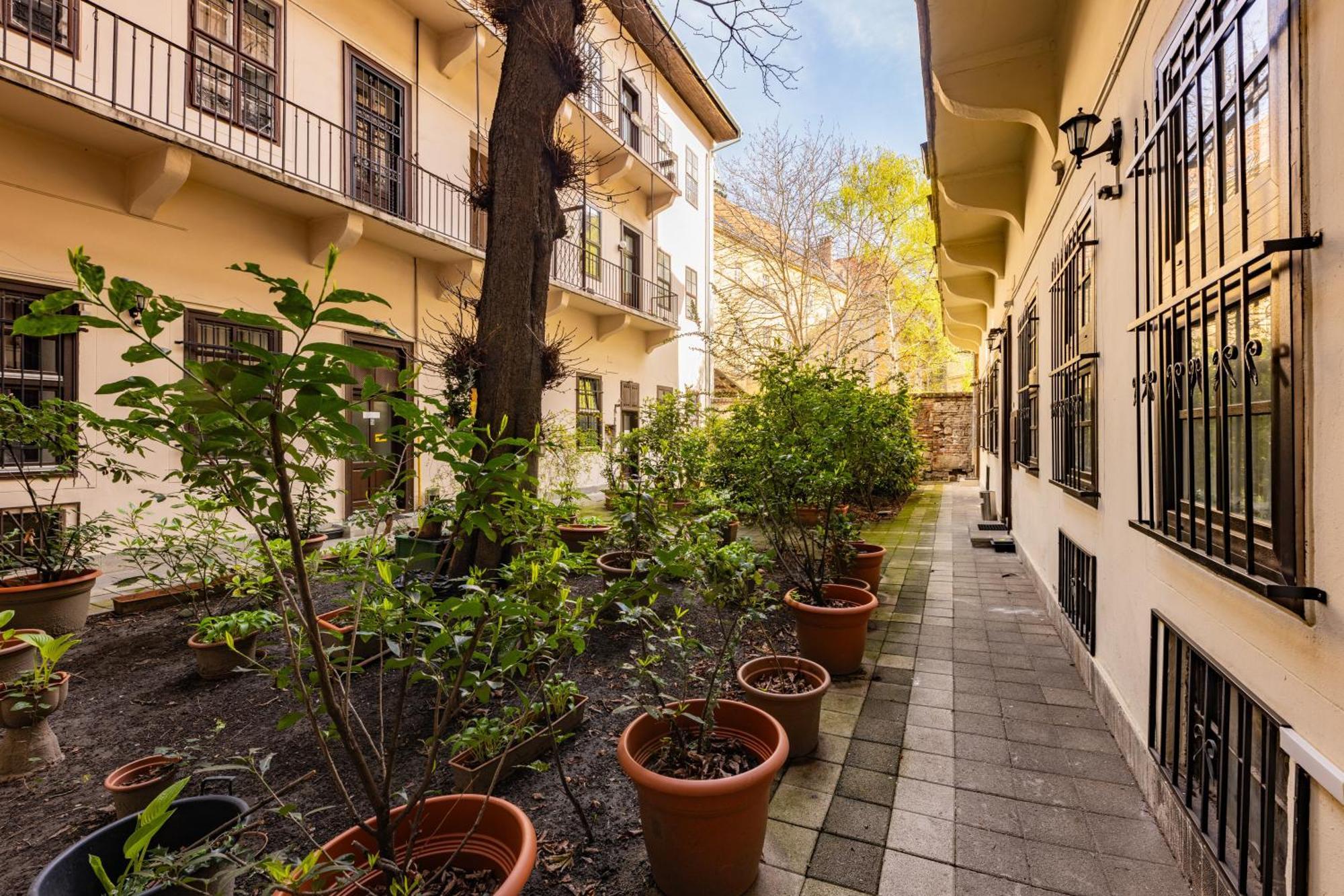 Aparthotel Amber Gardenview Downtown 3*