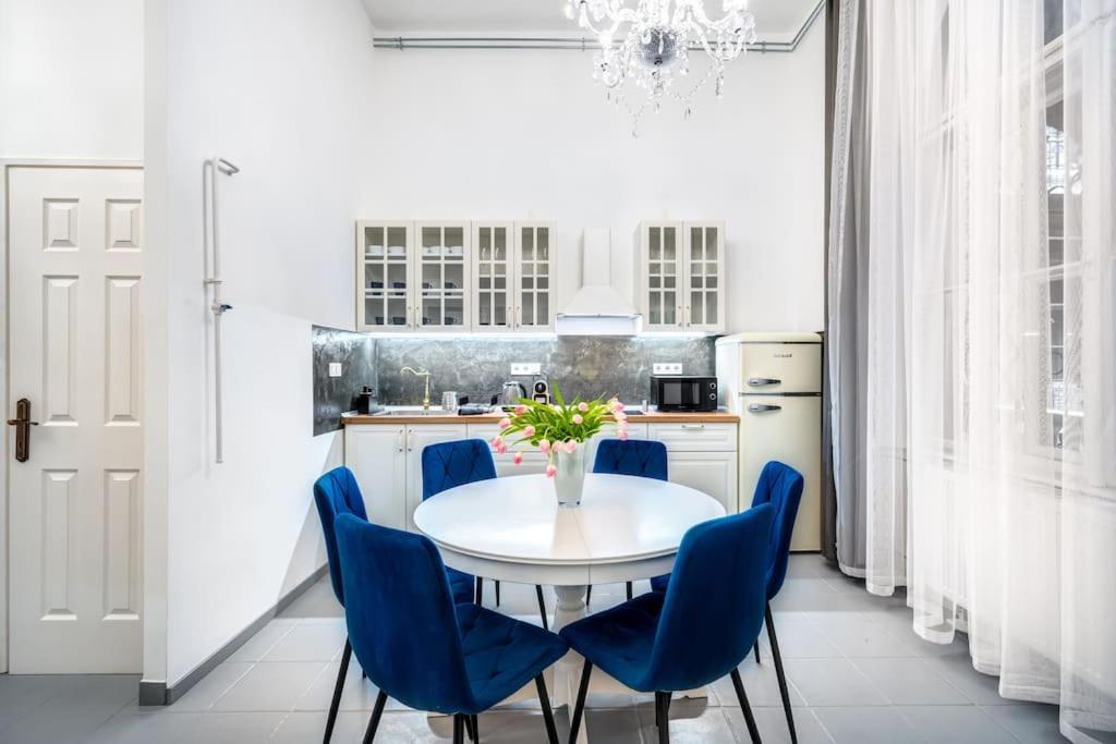Andrassy Grandeur With Indoor Parking *
