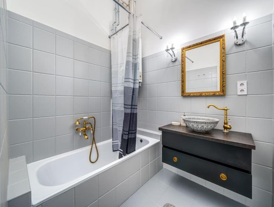 Andrassy Grandeur With Indoor Parking