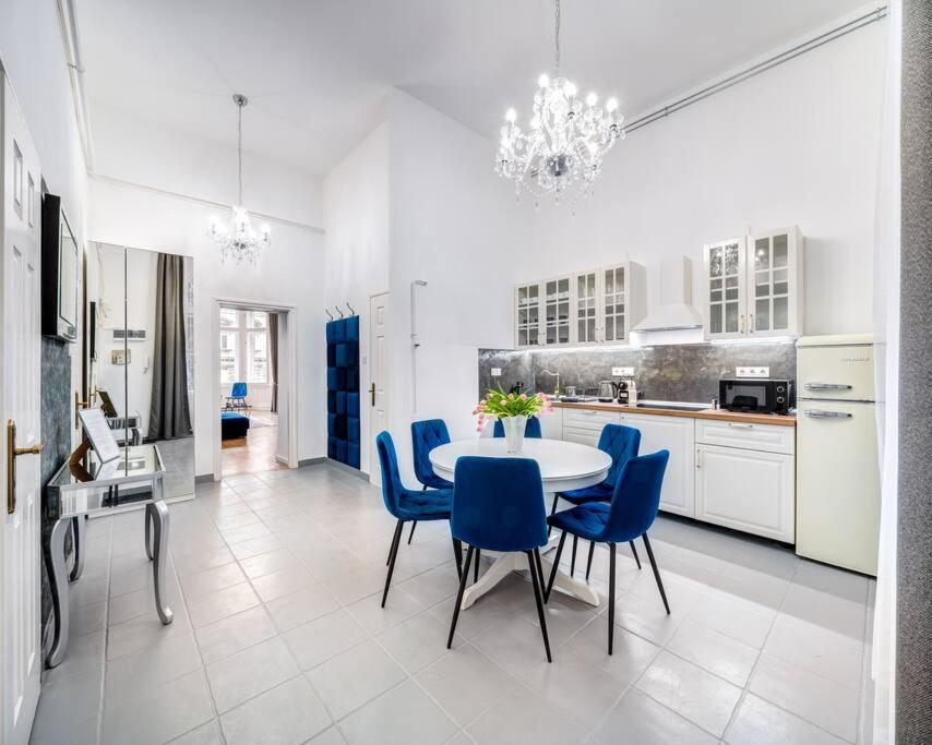 Andrassy Grandeur With Indoor Parking *
