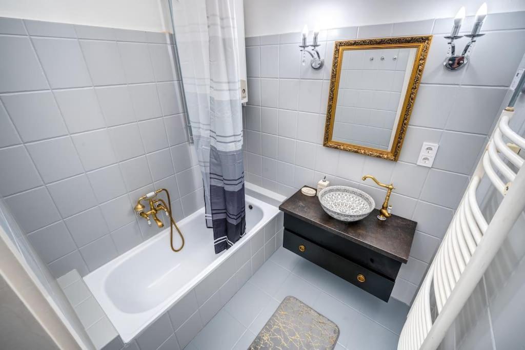 Apartamento Andrassy Grandeur With Indoor Parking Budapest