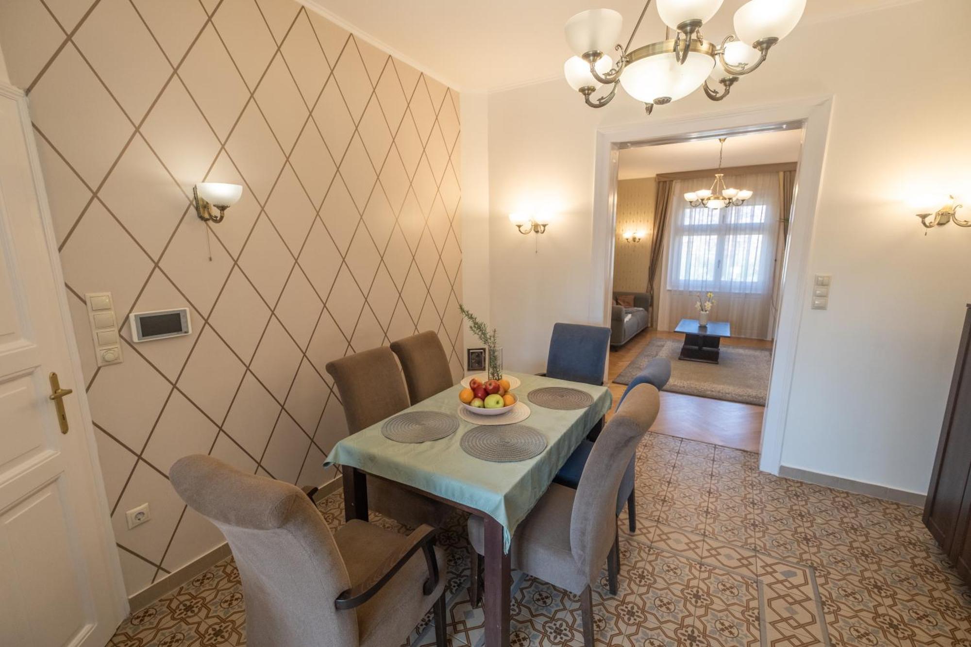 Villa Giovanni's Airport House Budapest
