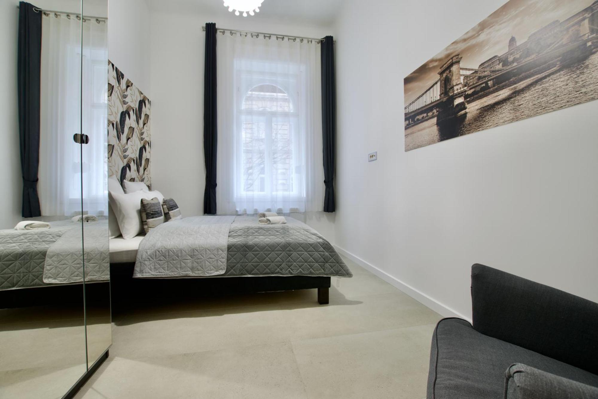 Premium By Hi5- Near New York Cafe Budapest