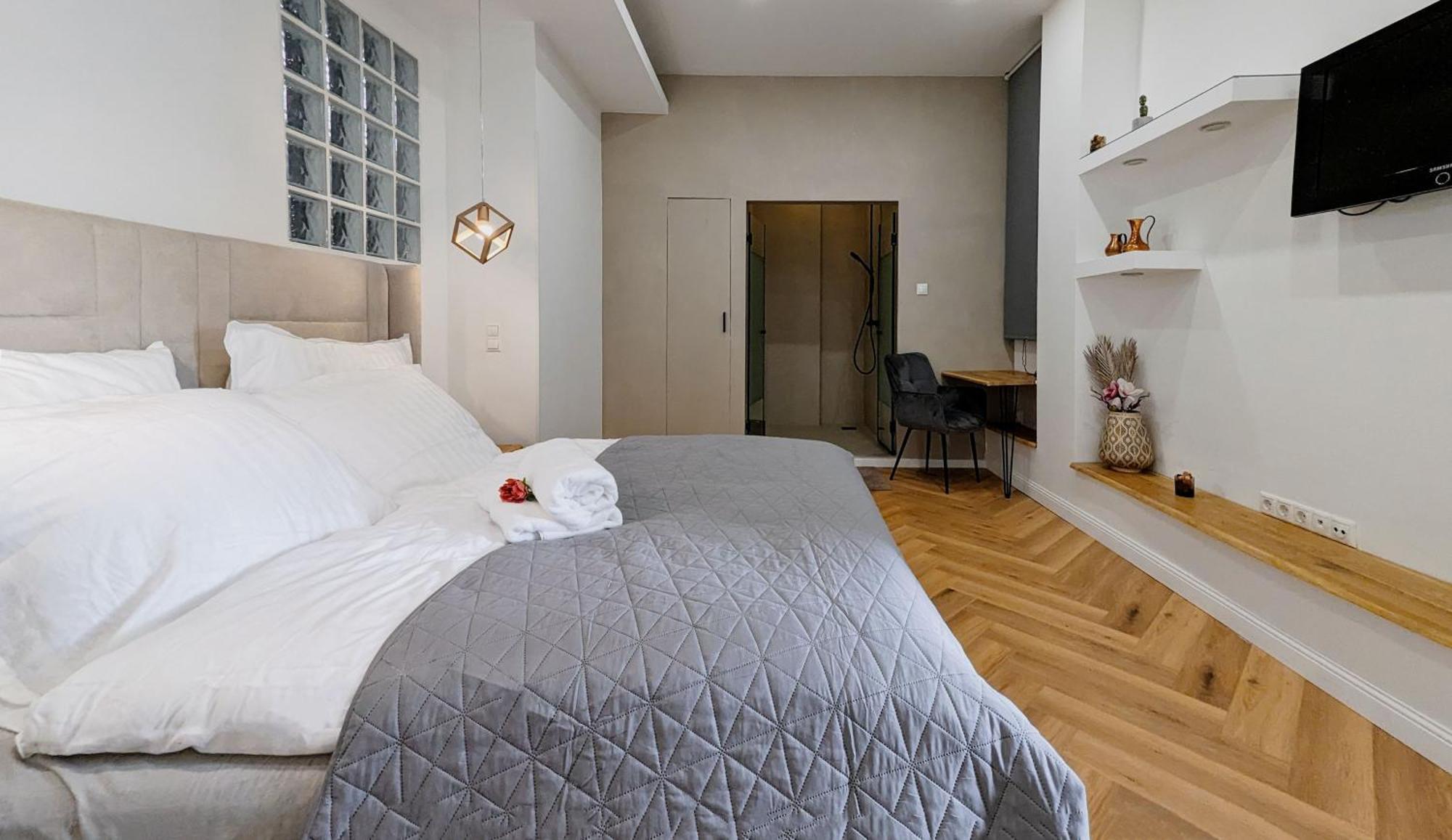Pedestrian Apartment, The Location