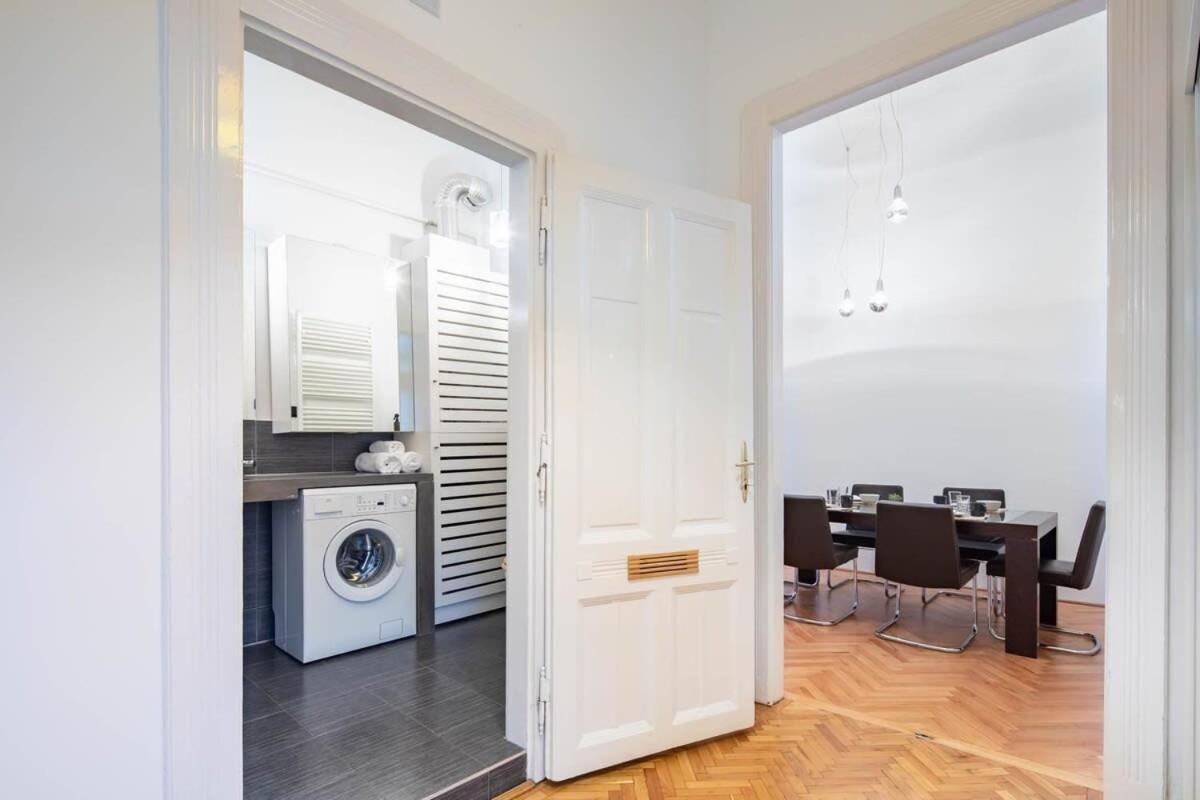 Super Large - Super Comfy With Balcony * Budapest