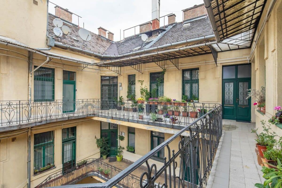 Super Large - Super Comfy With Balcony Budapest