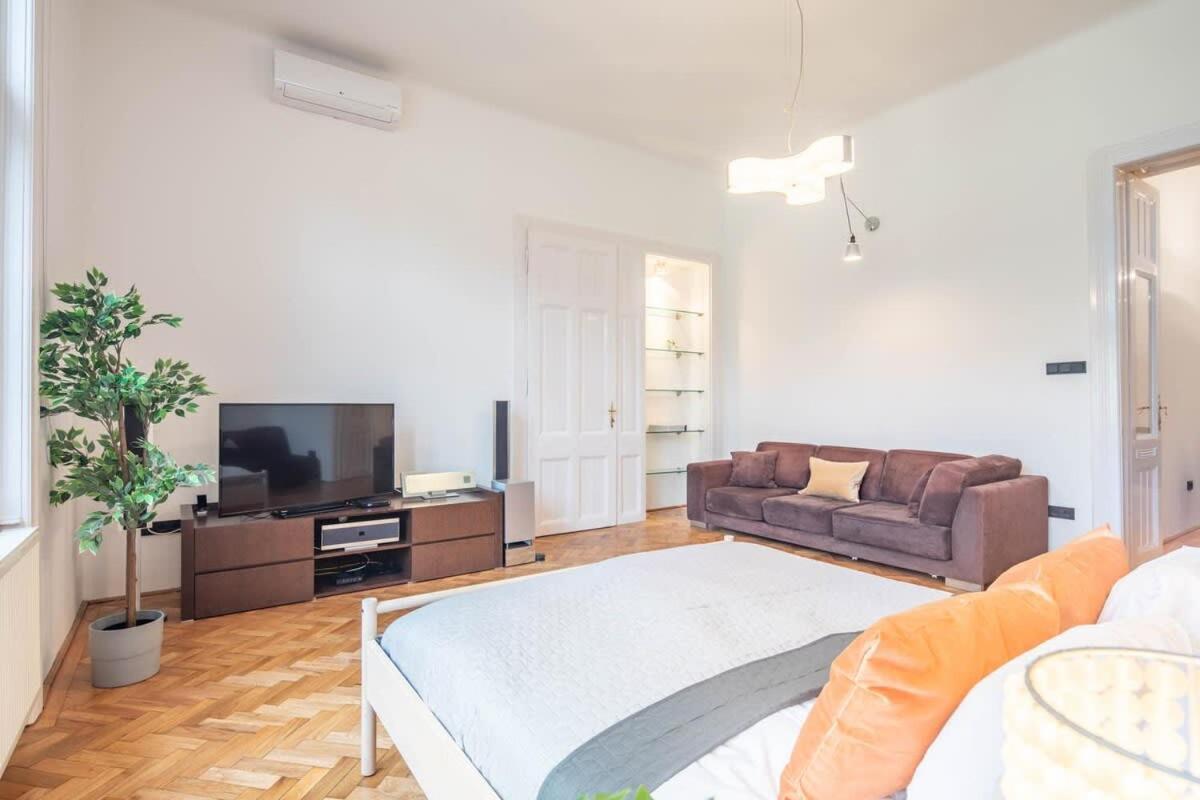 Super Large - Super Comfy With Balcony Budapest