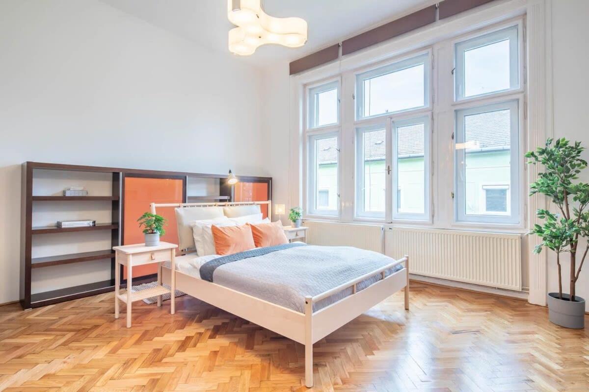 Super Large - Super Comfy With Balcony
