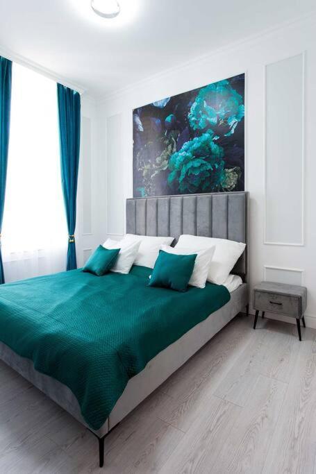Luxurious King And Queen Bed Park4free