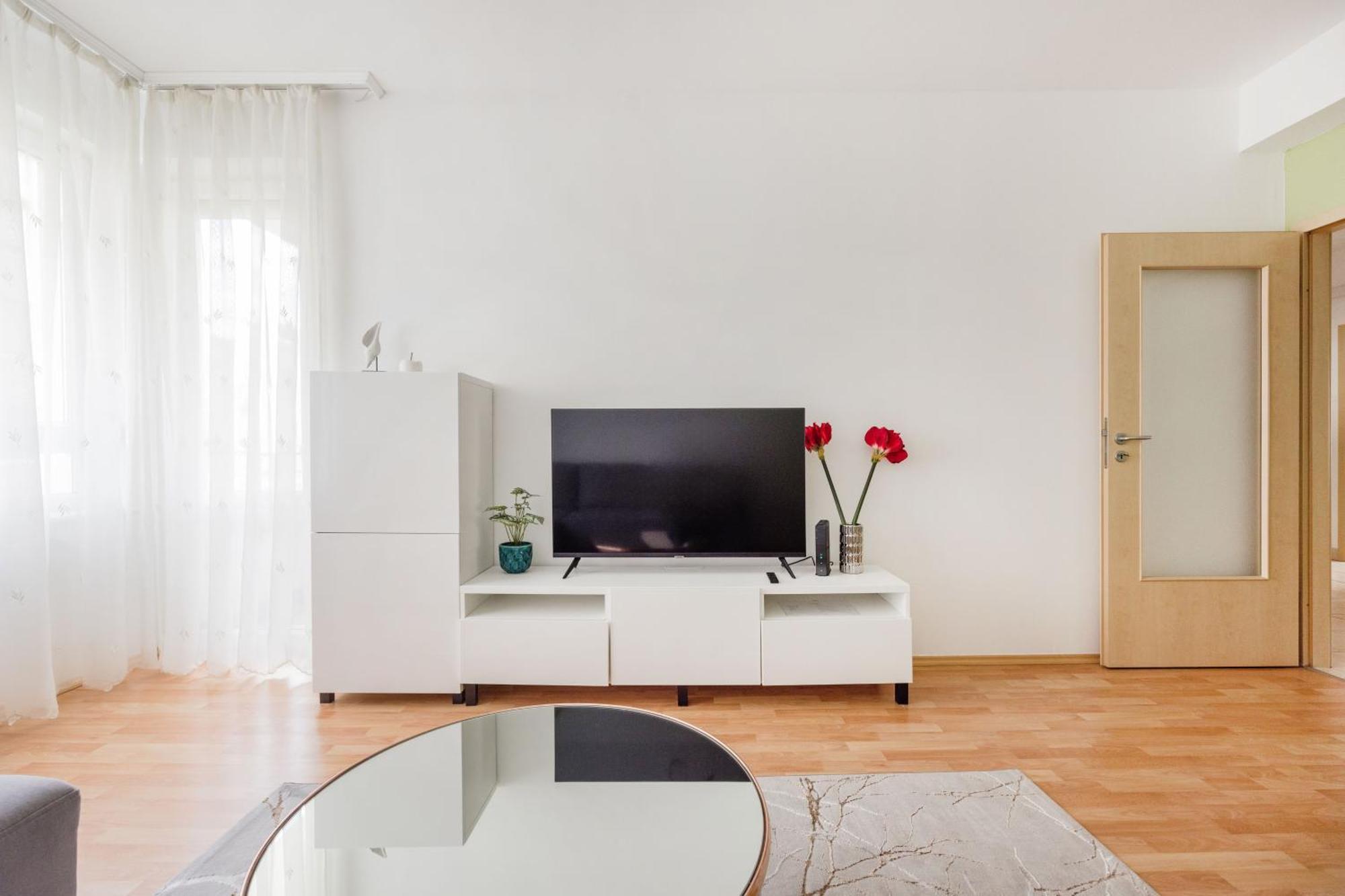 Modern Two-bedroom With Free Parking