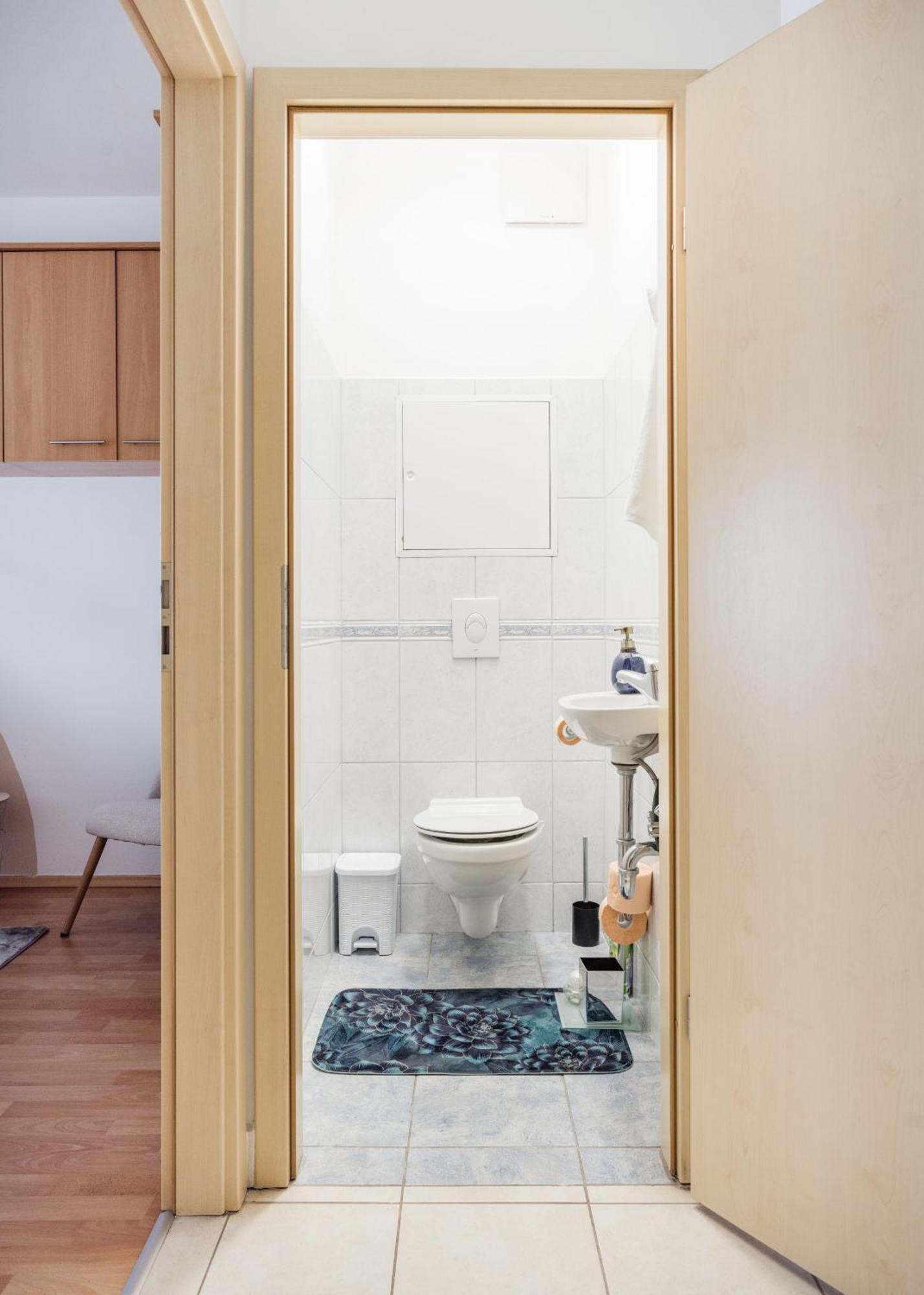 Modern Two-bedroom With Free Parking Apartmán