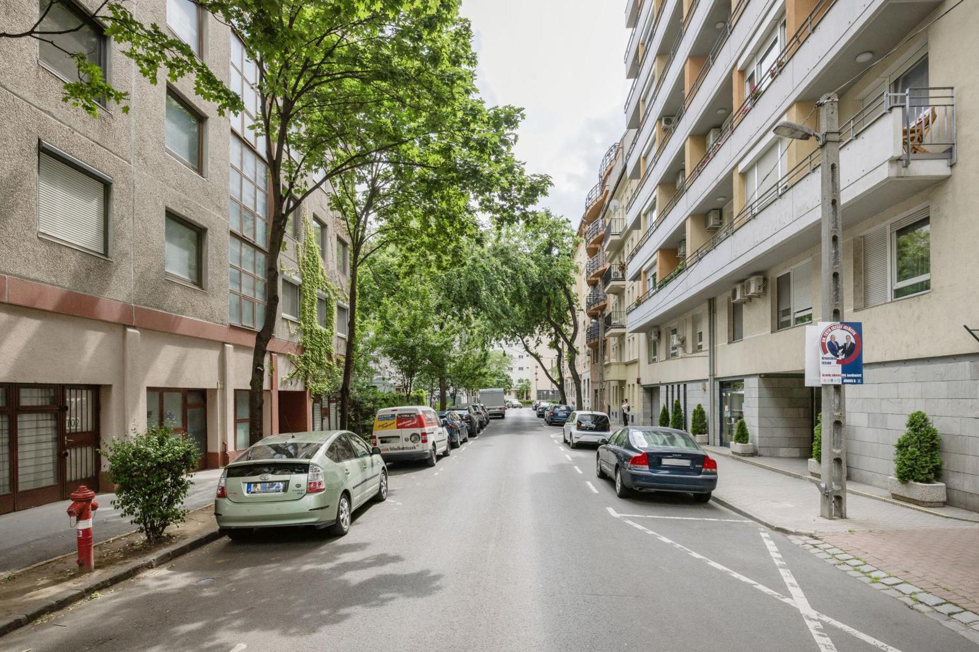 Apartmán Modern Two-bedroom With Free Parking