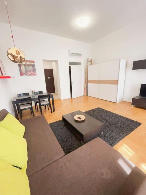 Spacious In A Vibrant Center Budapest