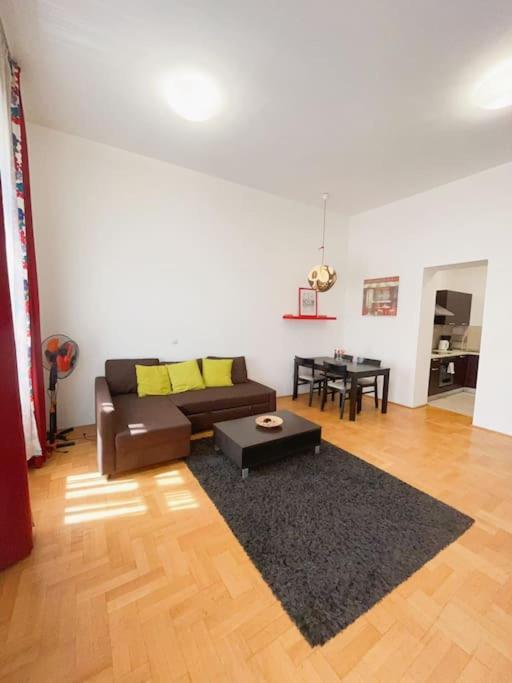 Spacious In A Vibrant Center Lägenhet Budapest