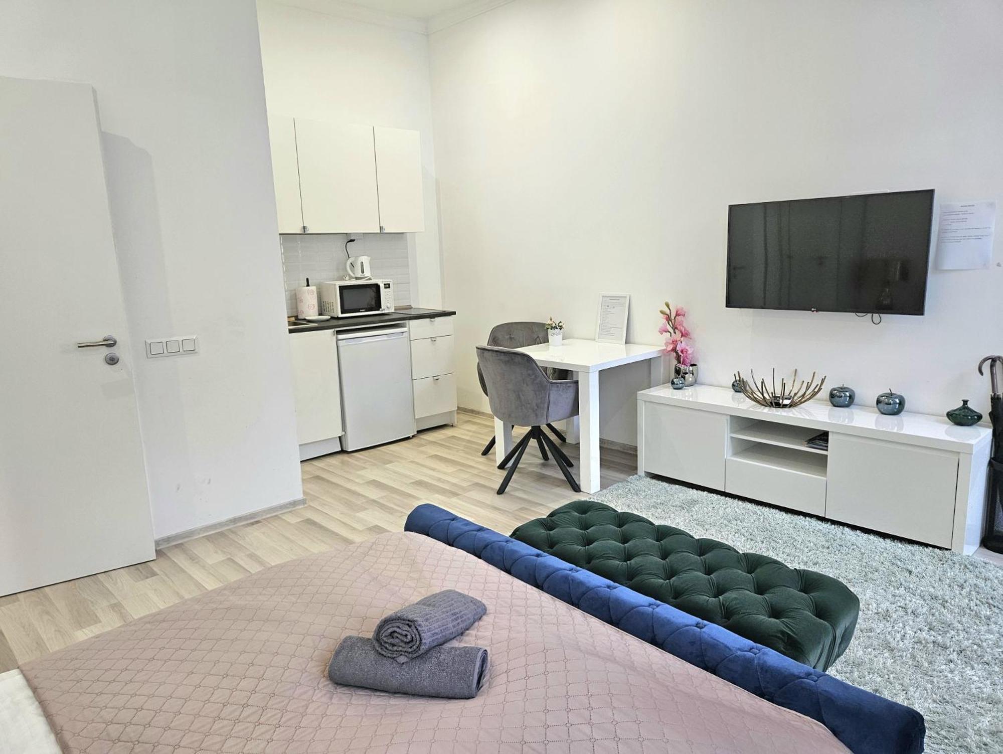 Designer Downtown Gem Apartment *