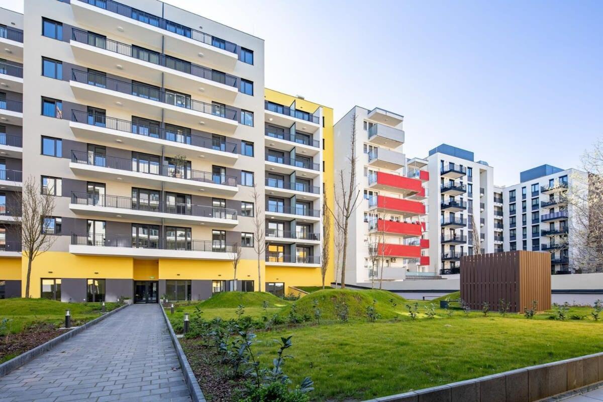 Free Parking - Balcony - Sunny - New Apartamento