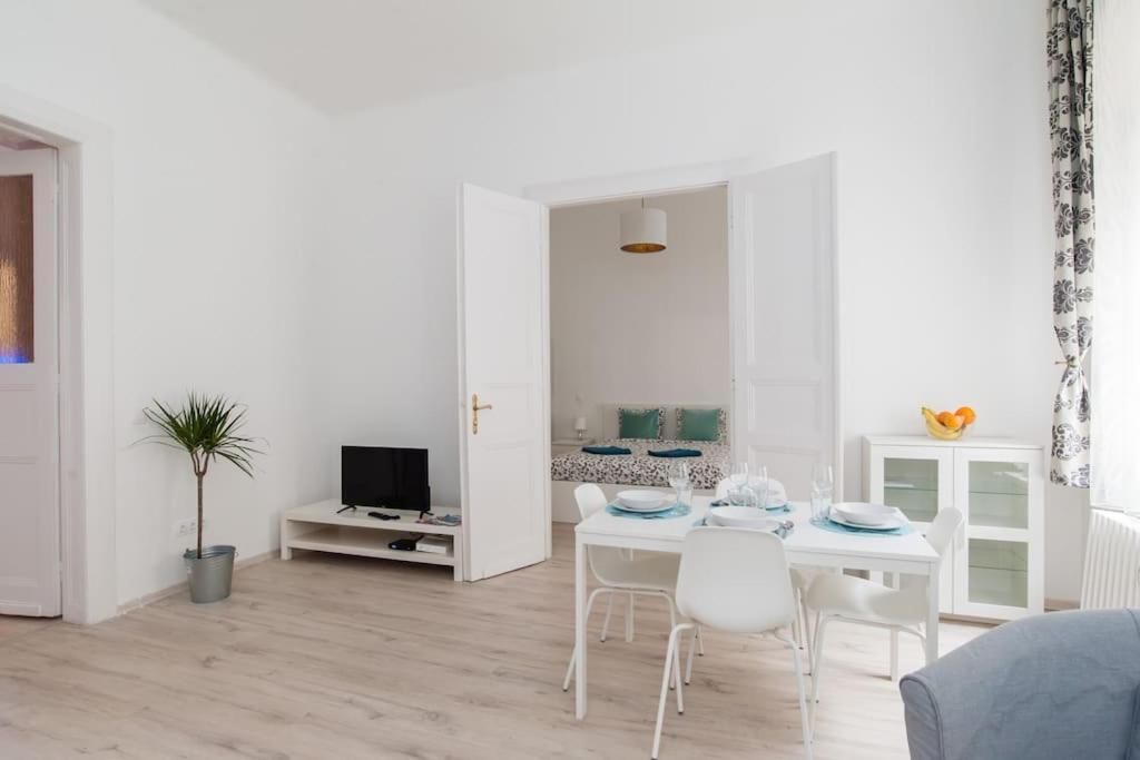 New Ultra-central Design Budapešť