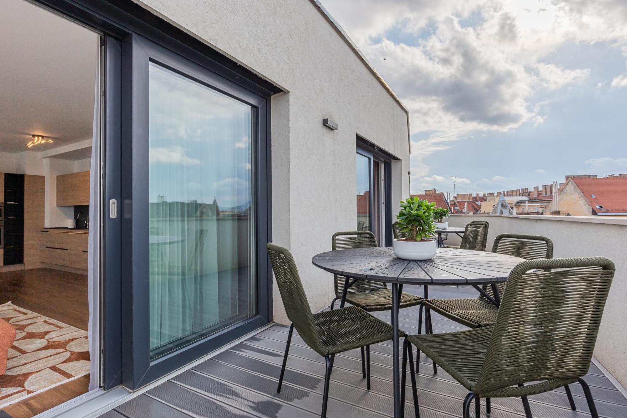 New Penthouse W Double Parking, Panoramic Balcony * Budapest