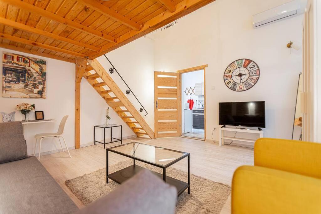 Cool In The Center With Patio, Szovetseg Street Apartment *