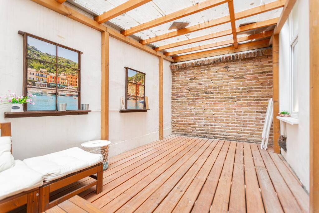 Apartment Cool In The Center With Patio, Szovetseg Street