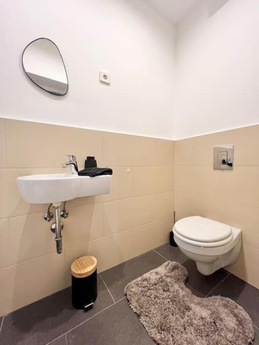 Location Up To 6 Guests
