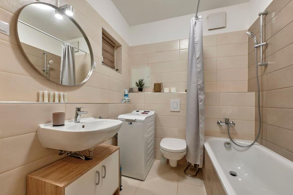 Balcony Centropolitan W Ac By Nw Apartment *