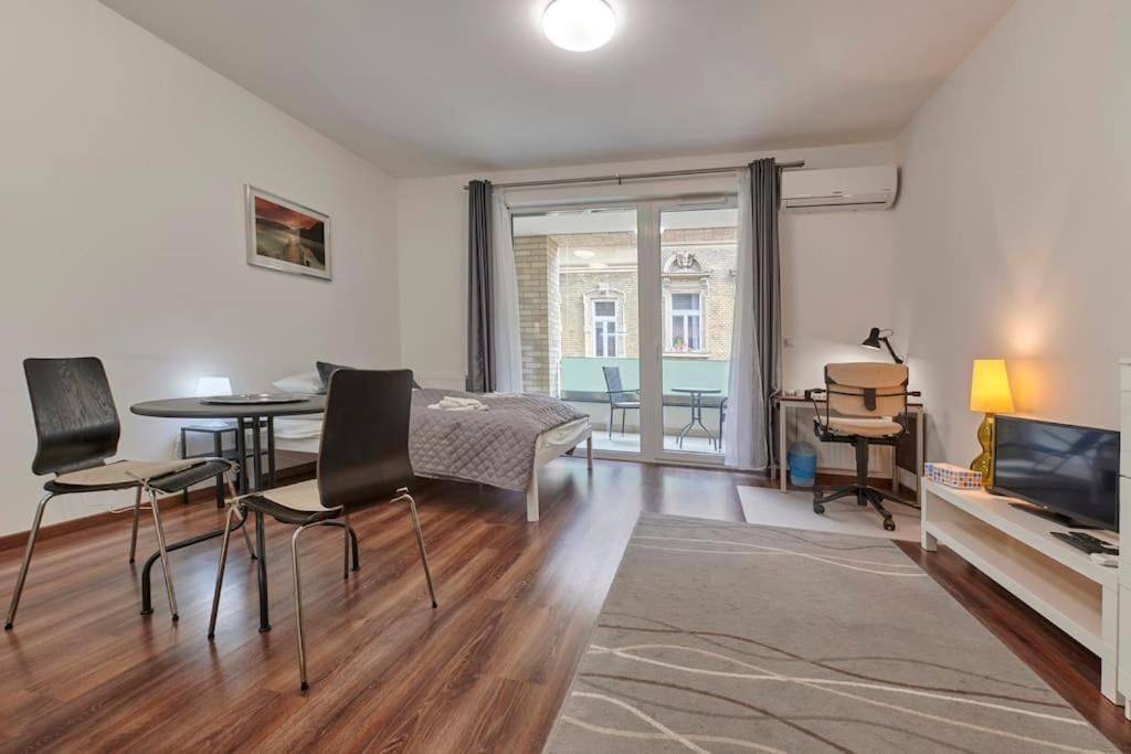 Balcony Centropolitan W Ac By Nw