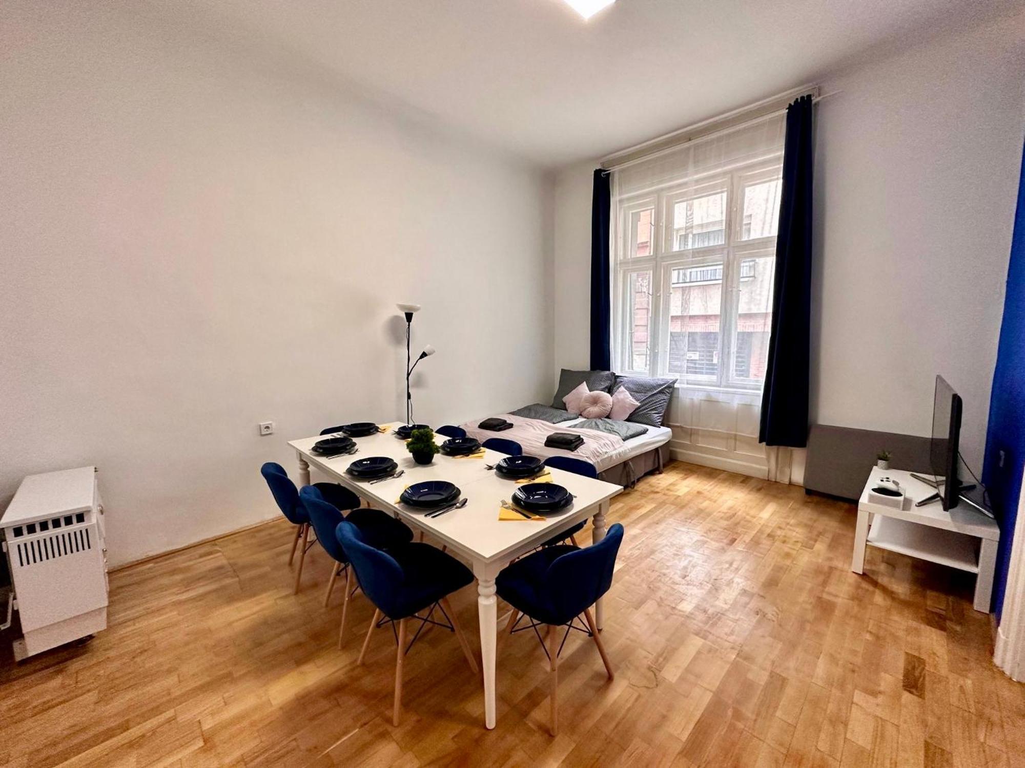 Elegant For 8 Person With Free Parking For 2 Cars Appartamento Budapest