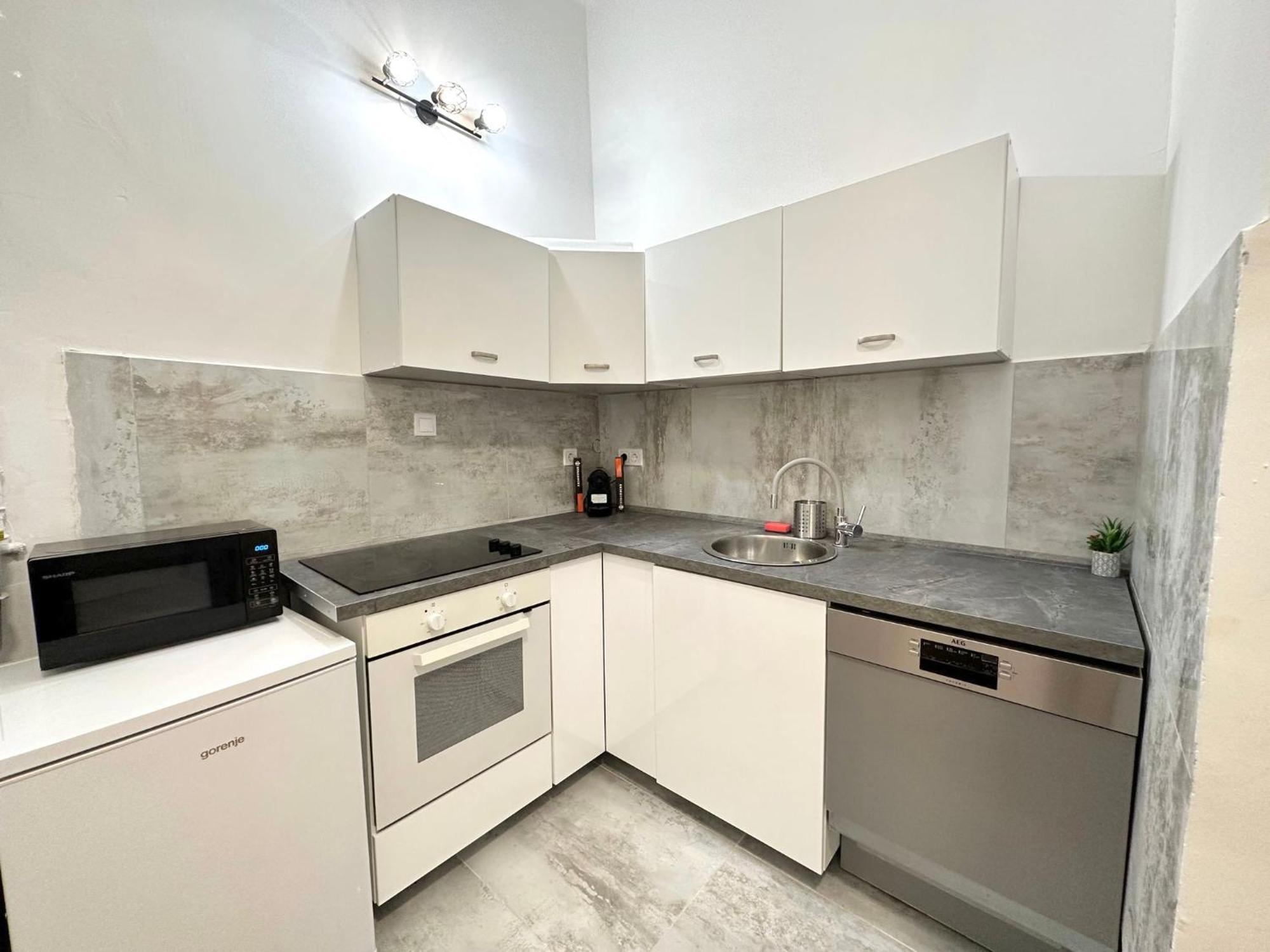 Elegant For 8 Person With Free Parking For 2 Cars Appartamento Budapest