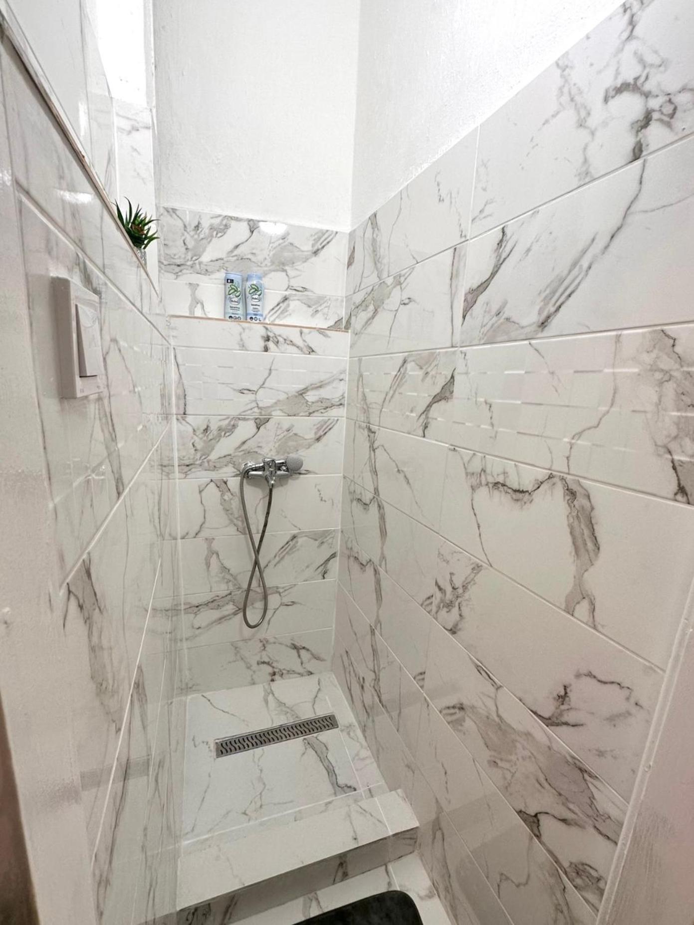 Elegant For 8 Person With Free Parking For 2 Cars Appartamento Budapest