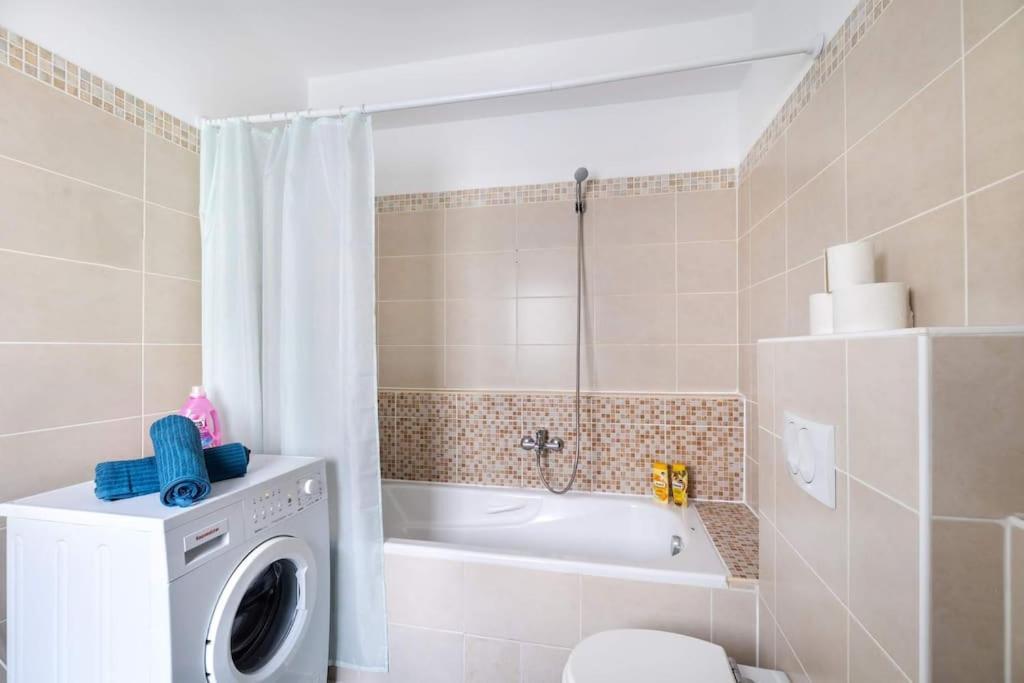 Apartment Nice,sunny,quiet Flat Near To Deak Ferenc Sqaure Budapest