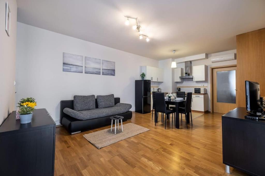 Nice,sunny,quiet Flat Near To Deak Ferenc Sqaure * Budapest
