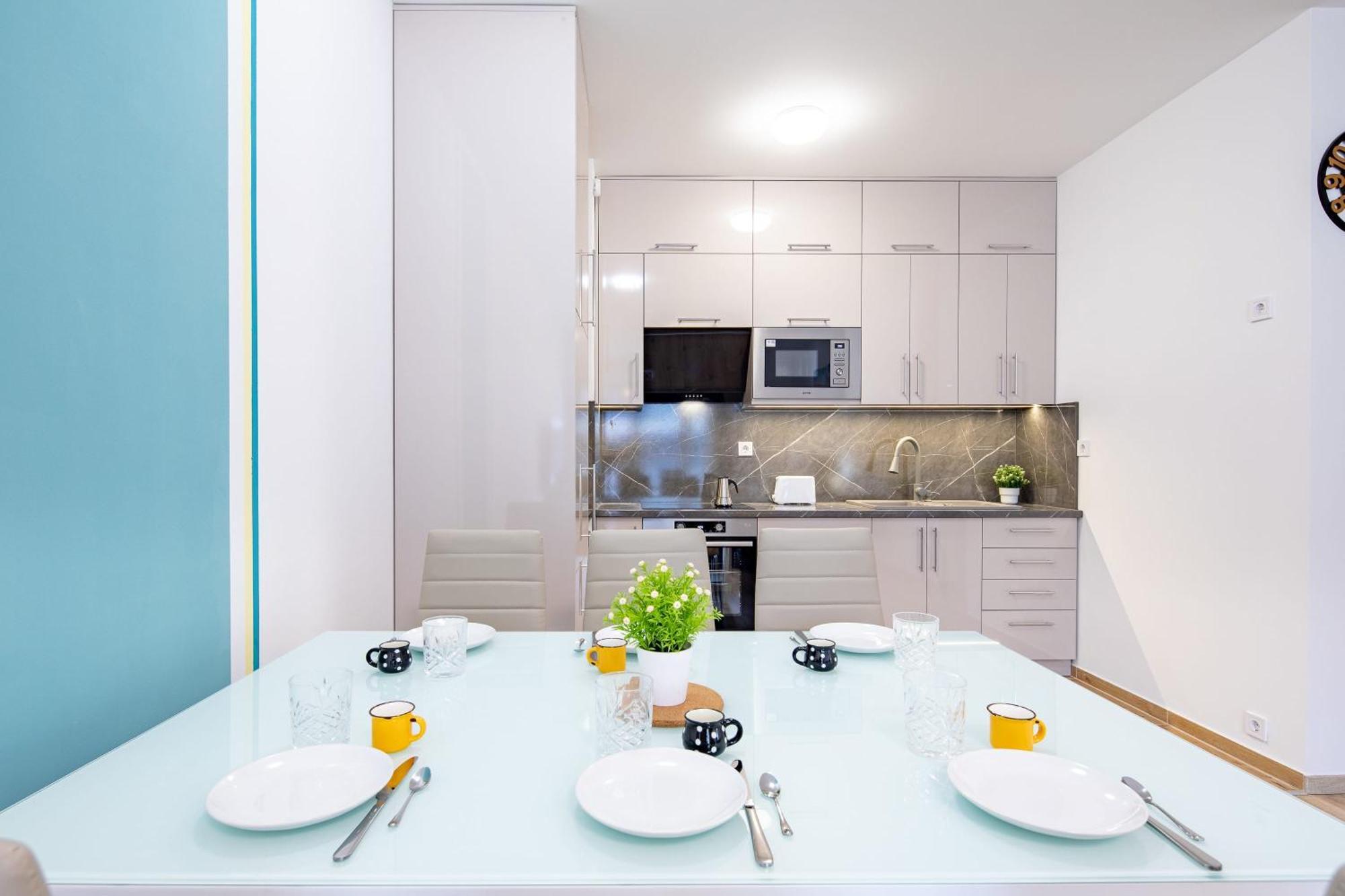 - Free Parking - Large Balcony Appartement *