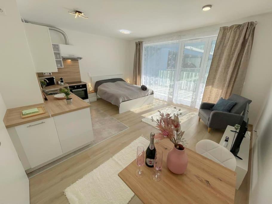 Brand New Danube W Balcony And Free Parking * Budapest