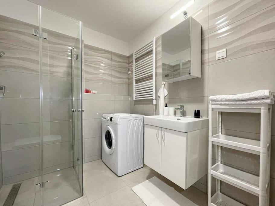 Brand New Danube W Balcony And Free Parking * Budapest